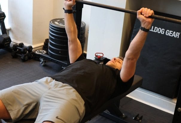 man do bench press